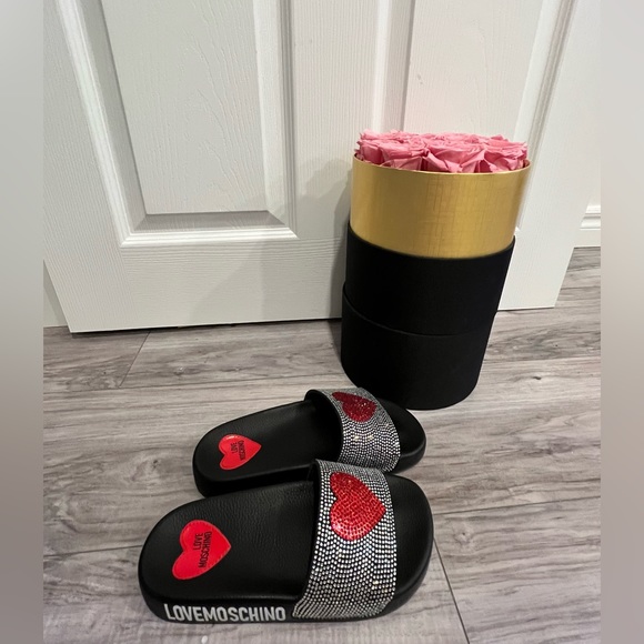 Moshino ❤️ - Picture 2 of 4